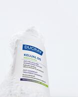 DU_KELUAL DS_SEBOCONTROL-TREATMENT-SHAMPOO_TEXTURE_PACKSHOT_4x5