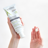 AD_EXOMEGA-ALLERGO_EMOLLIENT-BALM_200ML_MODEL_POST_LIFESTYLE_2022