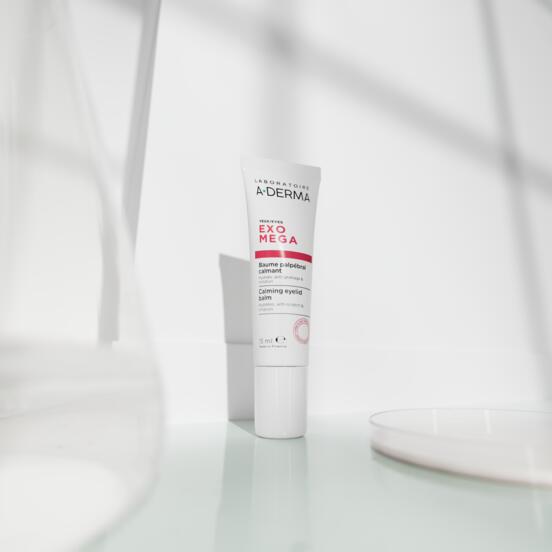 AD_EXOMEGA_FACE-CARE_EYELID-BALM_KIT-MASTER_PACKSHOT_LABORATORY_FULL FRAME_11.2025
